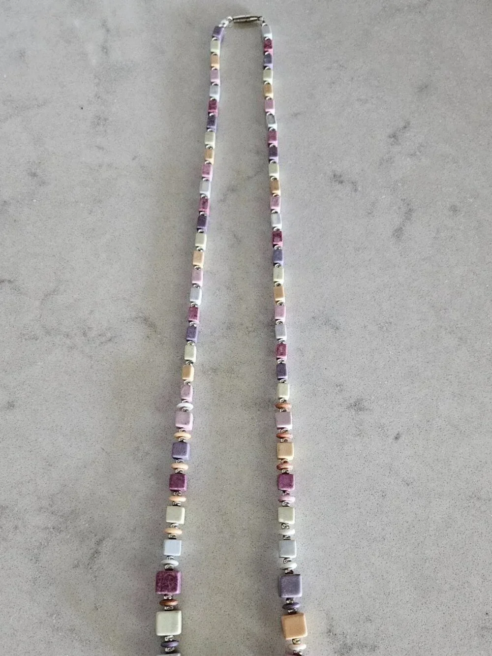 RARE & VINTAGE NECKLACE W/ CUBES & DISKS IN MUTED TONES OF ROSE, PLUM, TAN, GRAY